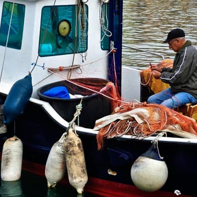 pecheur italien avec produits de la mer Méditerranée